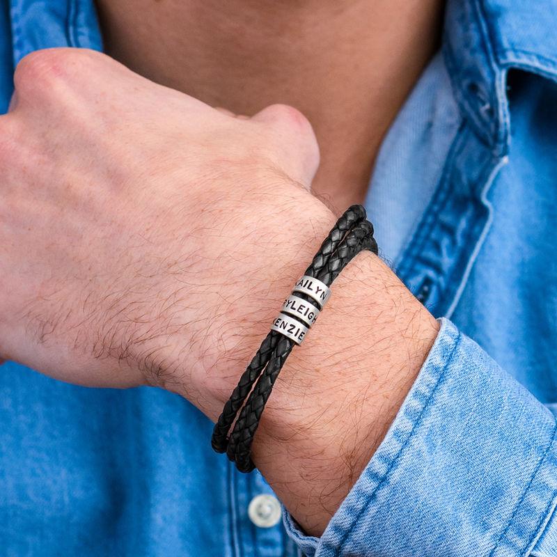 Herrenarmband aus schwarzem Leder – personalisierbar mit Verzierungen in Silber oder Gold